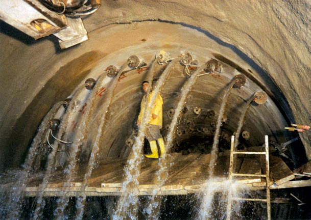 Canne drenanti in avanzamento per l'incremento delle tensioni efficaci - 1998 - Sabbie limose - 40m di copertura