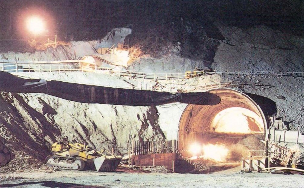 Zuc dal Bor (1984) - Vista imbocco galleria principale (in basso) e cunicolo pilota utilizzato per i consolidamenti (in alto)
